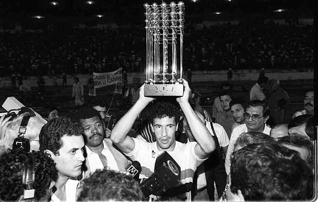 ORG XMIT: 351701_0.tif CAMPINAS, SP, BRASIL, 25-02-1987: Futebol - Campeonato Brasileiro, 1986: o jogador Careca, do So Paulo, levanda a taa de Campeo Brasileiro de 1986, no estdio Brinco de Ouro, em Campinas (SP). O So Paulo levou seu segundo ttulo nacional depois de vencer o Guarani nos penaltis, aps empatar os dois jogos da final (1 a 1, no Morumbi, e 3 a 3, no Brinco de Ouro). (Foto: Vidal Cavalcante/Folhapress)