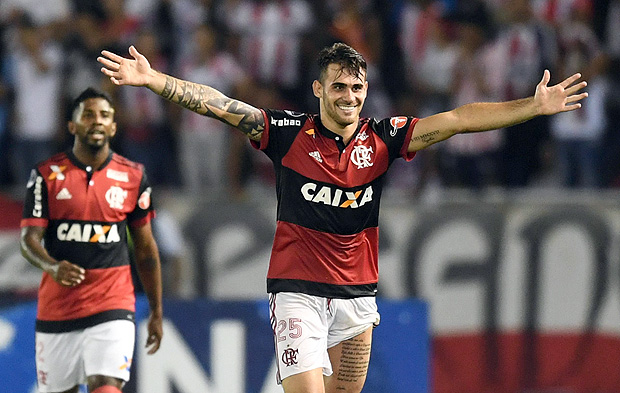 Felipe Vizeu comemora gol marcado em jogo contra o Junior de Barranquilla