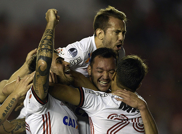 Jogadores do Flamengo comemoram gol marcado por Rver diante do Independiente