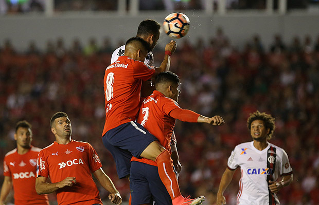 Lance do jogo entre Independiente e Flamengo, pela partida de ida da Copa Sul-Americana