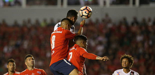 Lance entre Flamengo e Independiente na primeira partida da final da Copa Sul-Americana