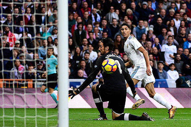 Achraf Hakimi toca na sada do goleiro para fazer o quinto gol do Real Madrid contra o Sevilla