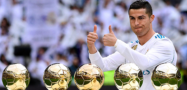Cristiano Ronaldo posa com suas cinco Bolas de Ouro antes de goelada do Real Madrid