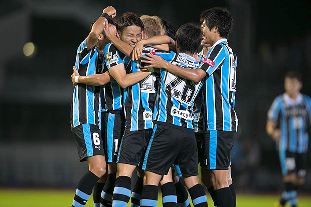 Jogadores do Kawasaki comemoram gol em jogo de 2016, quando time jogou com camisa igual a do Grmio