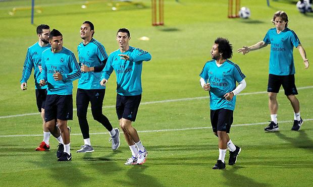 Marcelo (dir.) durante treino do Real Madrid na vspera da final do Mundial de Clubes
