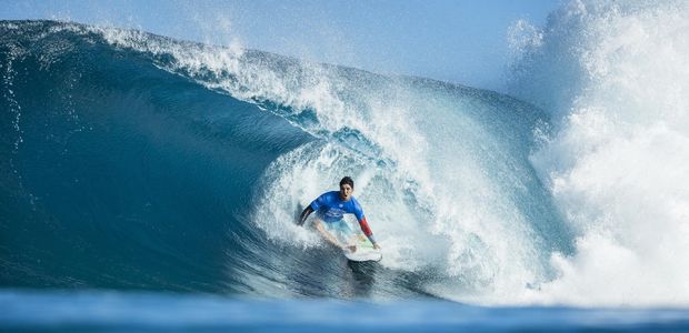 Medina pega tubo na quarta rodada da etapa de Pipeline do Mundial de surfe