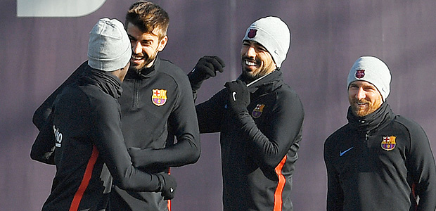 Barcelona's defender Gerard Pique (2L), Barcelona's Uruguayan forward Luis Suarez (2R) and Barcelona's Argentinian forward Lionel Messi (R) joke with Barcelona's French forward Ousmane Dembele during a training session at the Sports Center FC Barcelona Joan Gamper in Sant Joan Despi, near Barcelona on December 22, 2017 on the eve of the Spanish League "Clasico" football match Real Madrid CF vs FC Barcelona. / AFP PHOTO / LLUIS GENE ORG XMIT: LLG1463