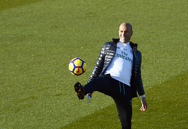 TOPSHOT - Real Madrid's French coach Zinedine Zidane attends a training session at Valdebebas Sport City in Madrid on December 22, 2017 on the eve of their Liga's football match against FC Barcelona. / AFP PHOTO / PIERRE-PHILIPPE MARCOU ORG XMIT: PPM2427