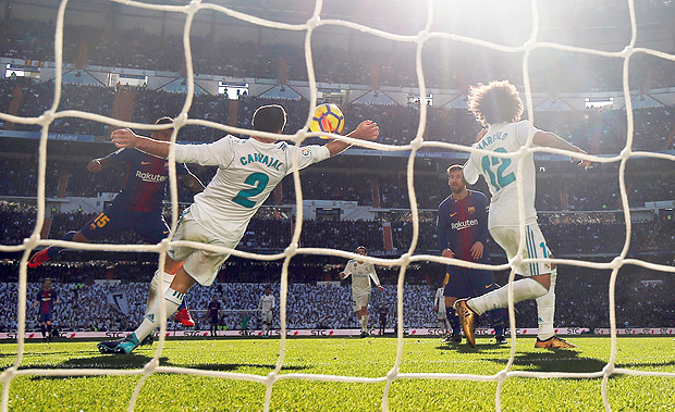 Carvajal impede gol do Barcelona com um toque de mo dentro da rea; jogador foi expulso
