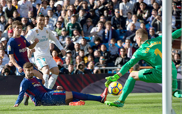 Ter Stegen defende chute de Cristiano Ronaldo no clssico entre Barcelona e Real Madrid