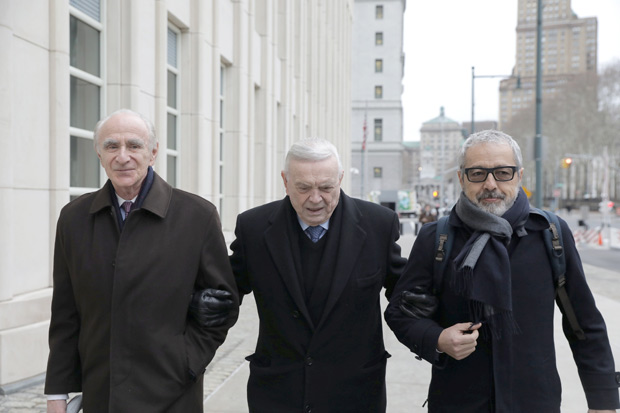O ex-presidente da CBF José Maria Marin (ao centro) chega ao tribunal do Brooklyn, em Nova York