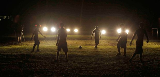 Voluntrios ensinam futebol para moradores de ilhas da Micronsia, no oceano Pacfico