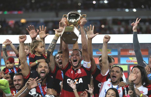 Réver levanta a taça de campeão do Estadual do Rio ao lado de outros jogadores do Flamengo
