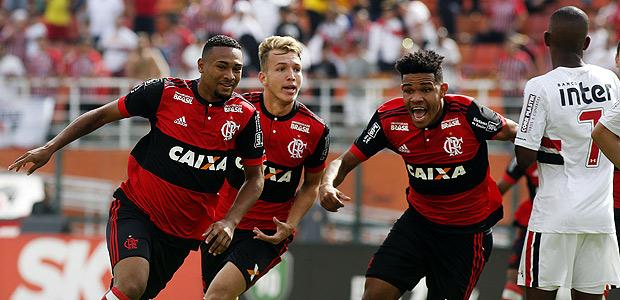 Jogadores do Flamengo comemoram gol do ttulo da Copa SP no Pacaembu