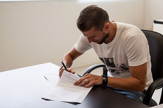 O zagueiro Henrique assina contrato vlido at o fim de 2018 com o Corinthians