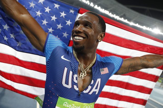 Gil Roberts comemora a conquista da medalha de ouro no revezamento 4 x 400 m na Rio-2016