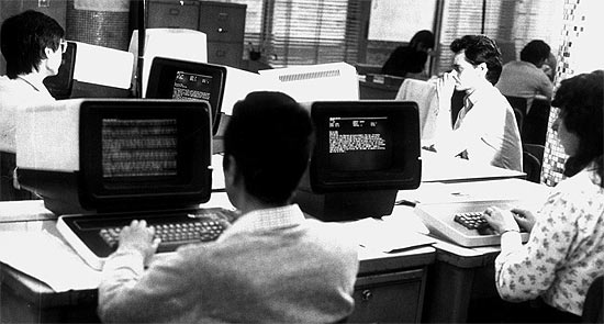 Redação da Folha em 1983, ano em que o jornal adotou computadores