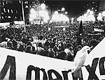 Pomba pousa sobre faixa durante ato em favor da anistia a exilados e presos pol'ticos, na praça da Sé, em São Paulo, em 1979 (Jorge Araújo-23.ago.1979/Folhapress)