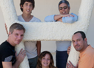 Matheus e Viviane Mattos (no alto); Aléxia Gaspari, cercada pelo pai, Alexandre (esq.) e o companheiro, Ivan Amaro