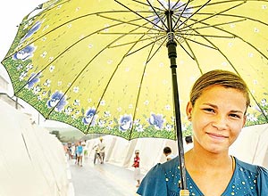 Tas Rosa da Silva, 14, entre as tendas do abrigo onde est vivendo