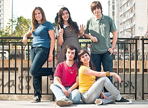 Vitoria, Maira, Gustavo, Matheus e Gaziela jovens campanha dilma