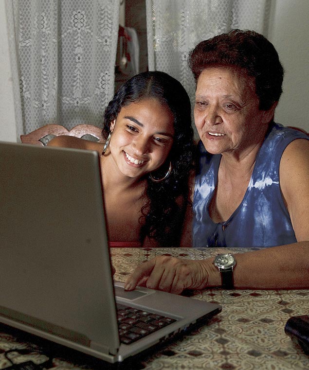 RIO DE JANEIRO, RJ, BRASIL, 16-09-2010: A jovem Paula Silva e vista ao lado da avo Anamara, a quem ensina usar o computador, em sua casa no bairro de Olaria, zona norte do Rio, em 16 de setembro 2010. (Foto: Rafael Andrade/Folhapress, FOLHATEEN) ***ESPECIAL***