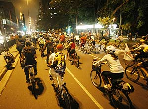 : SO PAULO, SP, BRASIL, 22-09-2009, 18h30: Ciclistas pedalam na avenida Paulista no Dia Mundial Sem Carro. (Foto: Joel Silva/Folhapress, COTIDIANO)