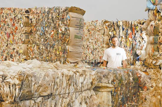 Eduardo Srur e seu labirinto de lixo reciclvel