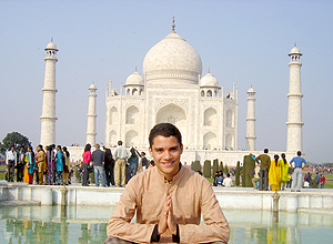 Breno Maciel em frente ao palcio Taj Mahal, na ndia