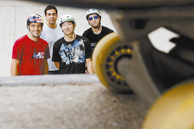 da esq. para direita, Sandro, Daniel, Lincoln e Cristiano, do documentrio "Vida sobre Rodas", na pista de skate do Sumar crdito: Eduardo Anizelli/Folhapress