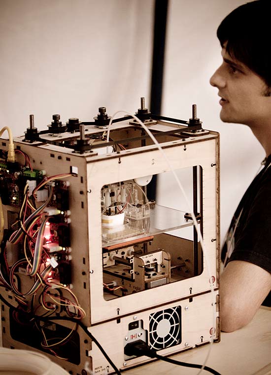 Rodrigo Pitanga (Garoa Hacker Clube) com sua impressora 3D, a Cupcake CNC