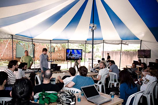 Tenda Hands On no II Frum da Cultura Digital Brasileira