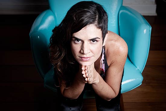 Retrato da cantora Mariana Aydar, que se apresenta no Sesc Carmo