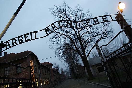ORG XMIT: 293601_1.tif (FILES) This file photo taken on December 4, 2008 shows the entrance to Auschwitz, former Nazi death camp, in Oswiecim, with the inscription "Arbeit macht frei". A Polish court on March 18, 2010 sentenced three men to up to two-and-a-half years in prison over the theft of the infamous "Arbeit Macht Frei" sign from the Auschwitz death camp, Poland's PAP news agency reported. AFP PHOTO/VALERY HACHE