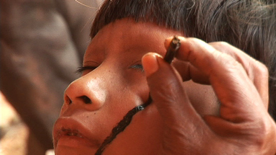 Legenda: ndio do Parque Nacional do Xingu recebe tatuagem no rosto em rito de iniciao Crdito: Mari Correa/ Instituto Caititu ***DIREITOS RESERVADOS. NO PUBLICAR SEM AUTORIZAO DO DETENTOR DOS DIREITOS AUTORAIS E DE IMAGEM***
