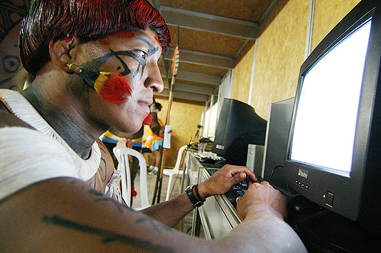 ORG XMIT: 331501_0.tif SETEMBRO DE 2007: ndio yawapeti utiliza computador. (Foto: Alex Almeida/Folha Imagem)