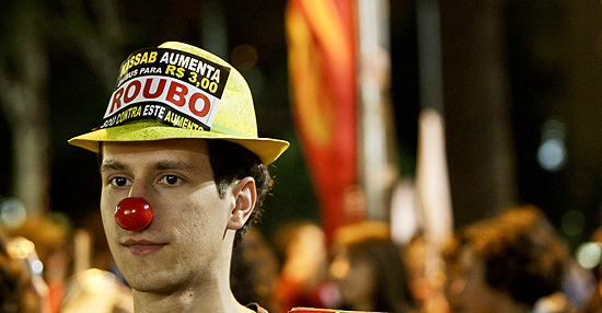 SO PAULO, SP, BRASIL, 24-03-2011, 19h00: PROTESTO AUMENTO DO NIBUS. Manifestantes durante passeata na Av Paulista contra o aumento da tarifa de nibus. (Foto: Adriano Vizoni/Folhapress, COTIDIANO) *** EXCLUSIVO FSP***