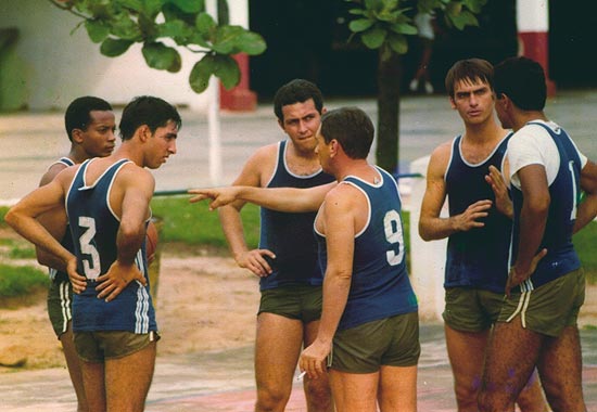 Bolsonaro jovem com time de basquete