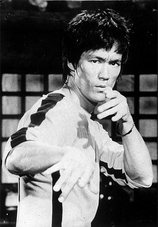 O ator Bruce Lee em cena do filme "O Jogo da Morte"
