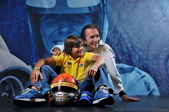 O ex-piloto Emerson Fittipaldi posa ao lado do neto Pietro