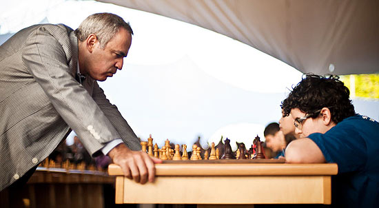 Garry Kasparov, o maior jogador de xadrez da história, disputou jogou 20 partidas simultâneas com alunos das escolas municipais de São Paulo***
