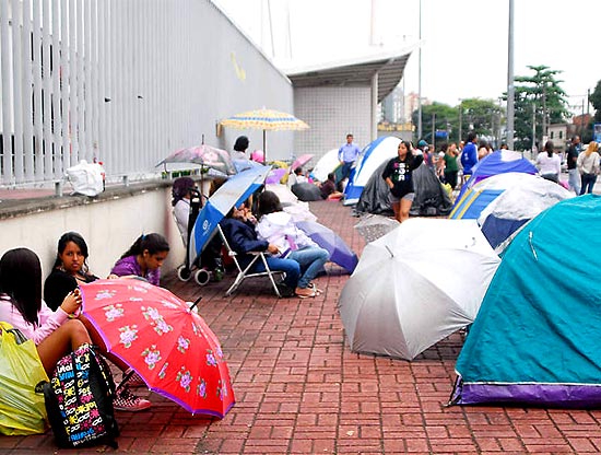 Fãs de Justin Bieber acampam em frente ao estádio do Engenhão, no Rio, onde o cantor americano fará duas apresentações