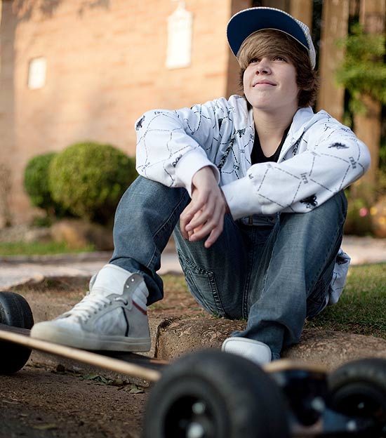 Theo Cavalcanti, 13, sósia do cantor canadense Justin Bieber, faz sucesso no Twitter