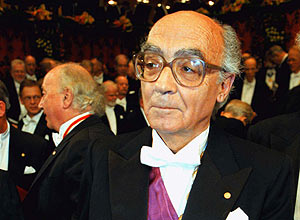 Saramago recebe o prmio Nobel