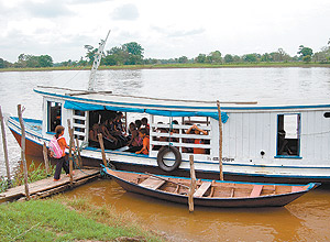 Barco escolar transporta alunos na regio do paran do Tapar, no interior de Santarm (PA) 