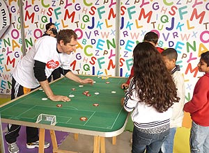 Museu do Futebol tem jogo de botão e oficinas para crianças com deficiência  - 12/02/2016 - Folhinha - Folha de S.Paulo