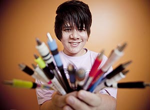 Pedro Ohara mostra as canetas de Pen Spinning