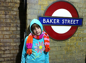 Legenda Rafaela Cimatti, 8, em estao de metr de Londres