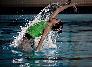 Beatriz Kaminskas Moura, 11, na piscina do seu colgio em Santo Andr