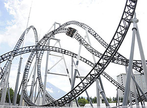 ORG XMIT: YT006 People react as they ride on Fuji-Q Highland amusement park world's steepest roller coaster "Takabisha" with a free falling angle of 121 degrees, at a press preview at Fujiyoshida city in Yamanashi prefecture on July 8, 2011. The Takabisha stands 43m tall and is 1,000m in distance and will open at the park on the foothills of Mt. Fuji on July 16. AFP PHOTO / Yoshikazu TSUNO